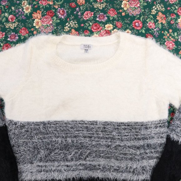 TOBI Fuzzy Sweater  	White/Gray/Black	Size	M - Picture 2 of 7
